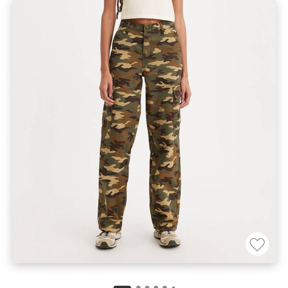 NWT Levi's Womens Mid Rise 94 Baggy
Cargo Wide Leg Jeans Grape Leaf Emily
Camo